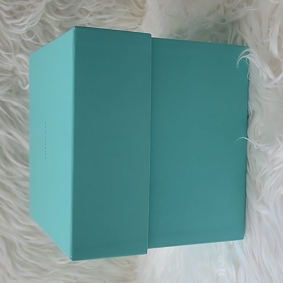 Tiffany and Co. Large box with paper and bow. - Picture 2 of 4